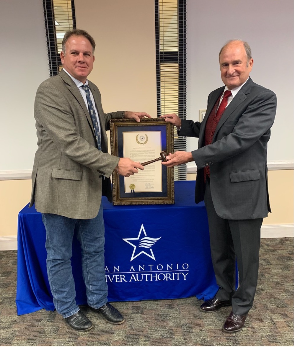 Immediate Past Chair Brownlowe shakes hands with incoming Chairman of the Board, Jim Campbell