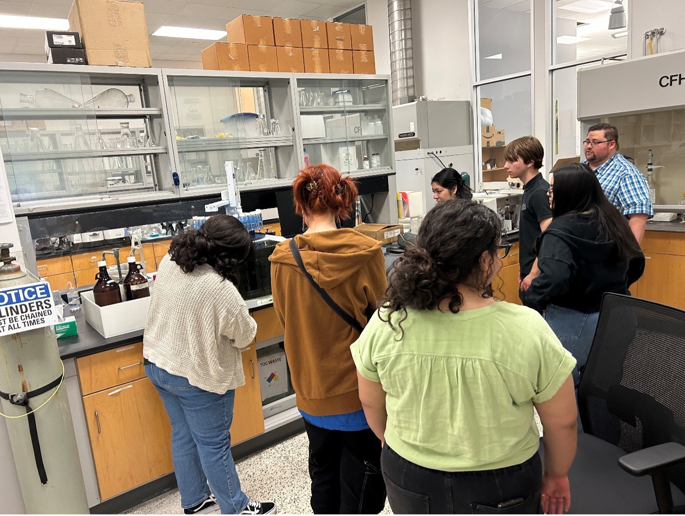 Group of student tour science lab.