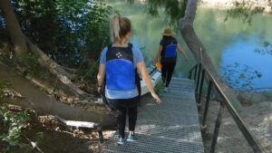 Kayakers putting in at River Crossing Park