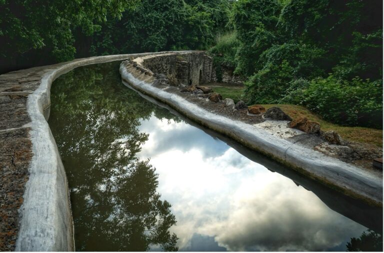 A body of water in an aqueduct
